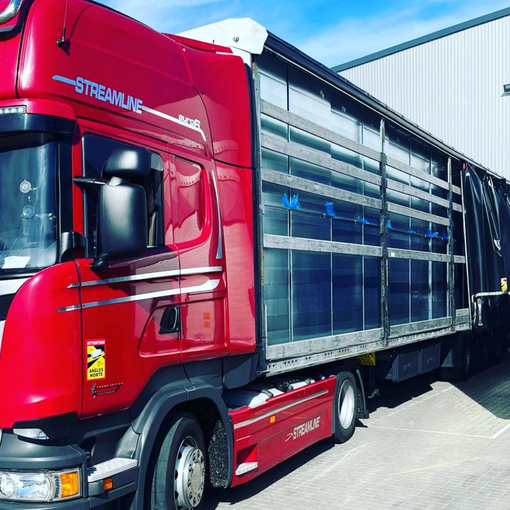 Unsere Logistikabteilung hat mal wieder ganze Arbeit geleistet! ?? Seht euch diesen perfekt beladenen LKW an, der unsere hochwertigen Lüftungskanäle zu unseren Kunden bringt.
Unser Team sorgt stets dafür, dass jede Bestellung schnell, sicher und präzise ans Ziel kommt.