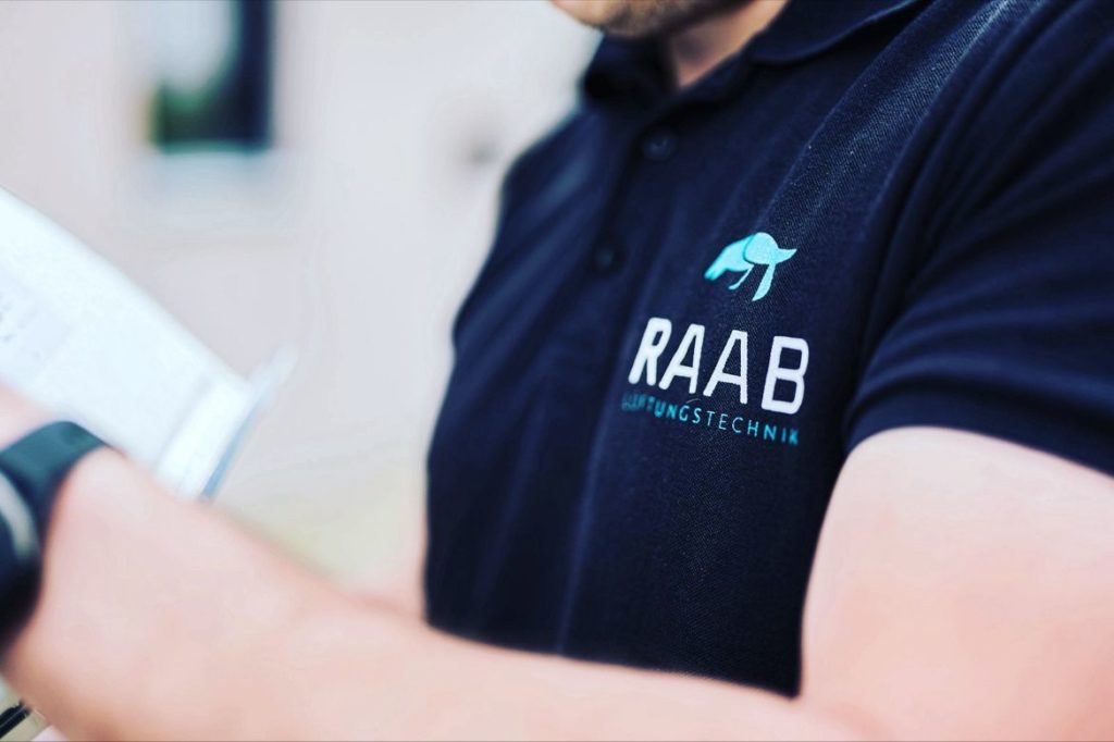 Es ist mehr als nur ein Logo. Es ist ein Symbol für die Leidenschaft und den Stolz, die wir, das Team von RAAB Lüftungstechnik, in unserer Arbeit und unseren Produkten tragen.