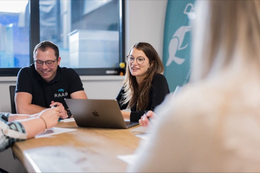 Bei RAAB ist Team-Brainstorming Gold wert – und ja, bei uns wird auch viel gelacht!