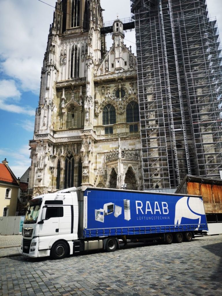 Unser LKW in einer solch historischer Kulisse vor dem Regensburger Dom.
